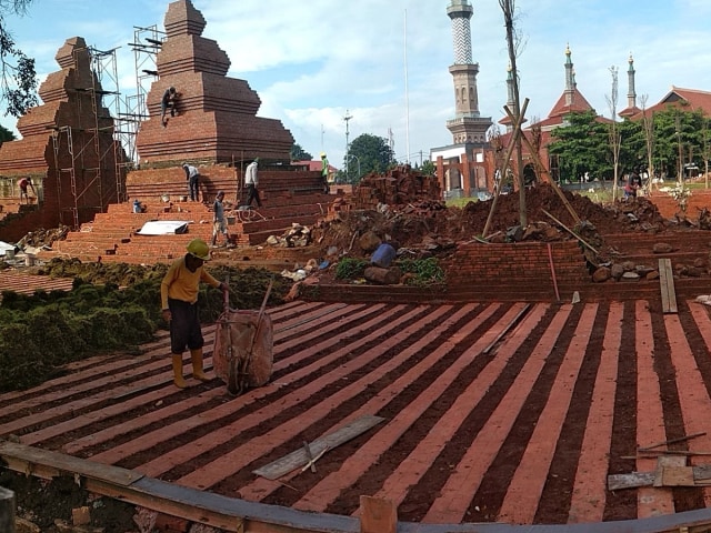 Pengerjaan proyek revitalisasi Alun-Alun Kejaksan Cirebon. (Ciremaitoday)