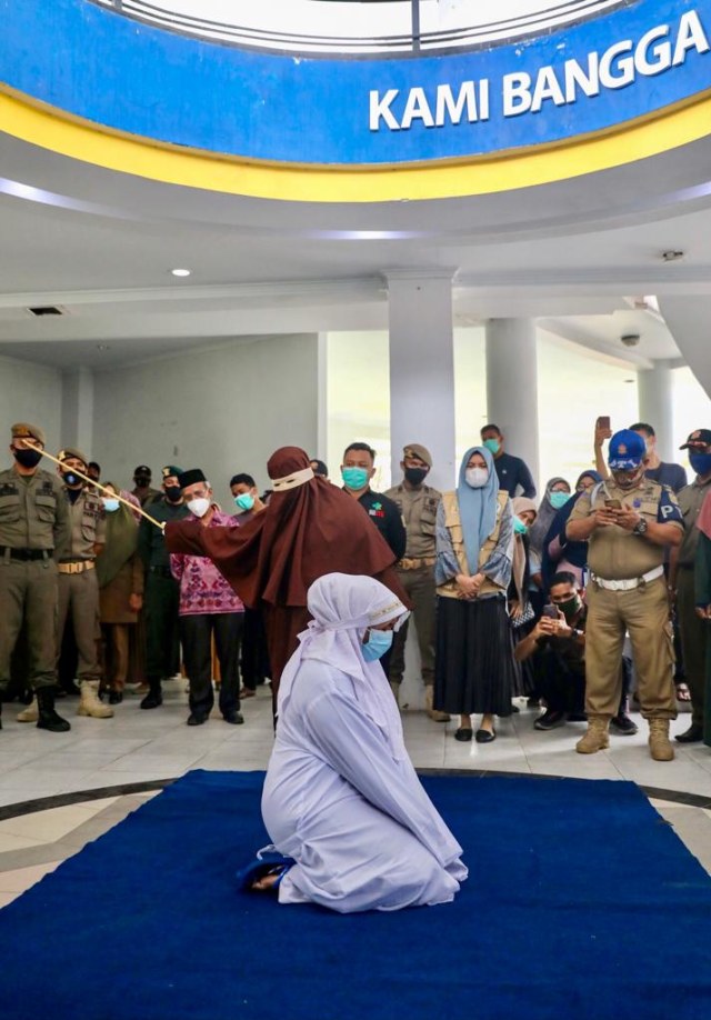 Selain pasangan gay, juga ada empat pelanggar syariat Islam yang menjalani eksekusi hukuman cambuk di Taman Bustanussalatin, Banda Aceh, Kamis (28/1). Foto: Suparta/acehkini