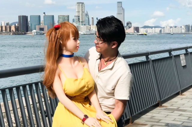 Xie Tianron dan boneka seks Foto: Facebook Xie Tianrong