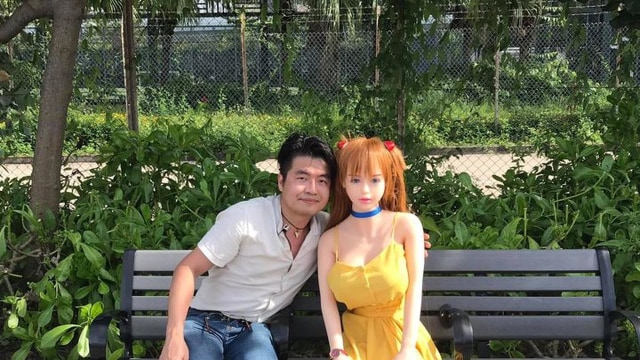 Terlalu Cinta, Pria Ini Lamar Boneka Seks dan Belikan iPhone 12 (555460)