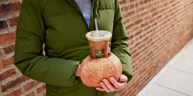 Toko roti ini bikin sarung tangan khusus untuk memegang es kopi. Foto: Dok.Panera