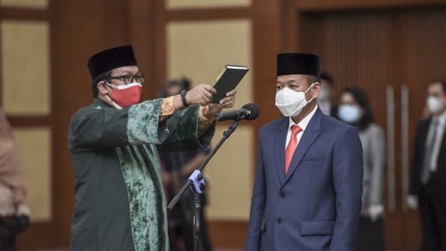 Rektor terpilih USU Muryanto Amin saat dilantik di Gedung Kemendikbud. Foto: Dok. Istimewa
