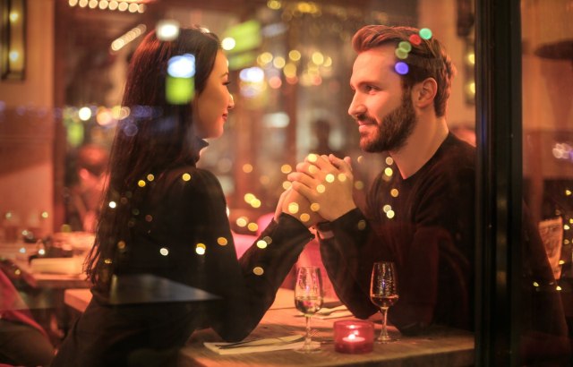 Tanda Cowok yang Kamu Suka Tengah Merindukanmu Berdasarkan Zodiak (52609)