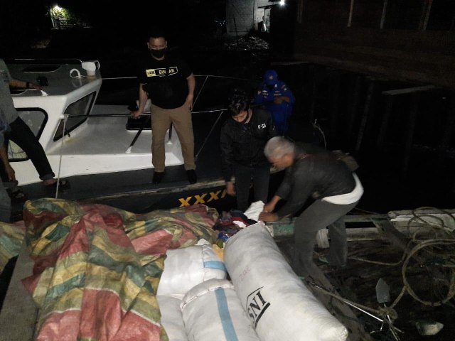 Petugas patroli Satpolair Polres Karimun menangkap kapal pemuat pakaian bekas ilegal. Foto: Dok. Satpolair Polres Karimun