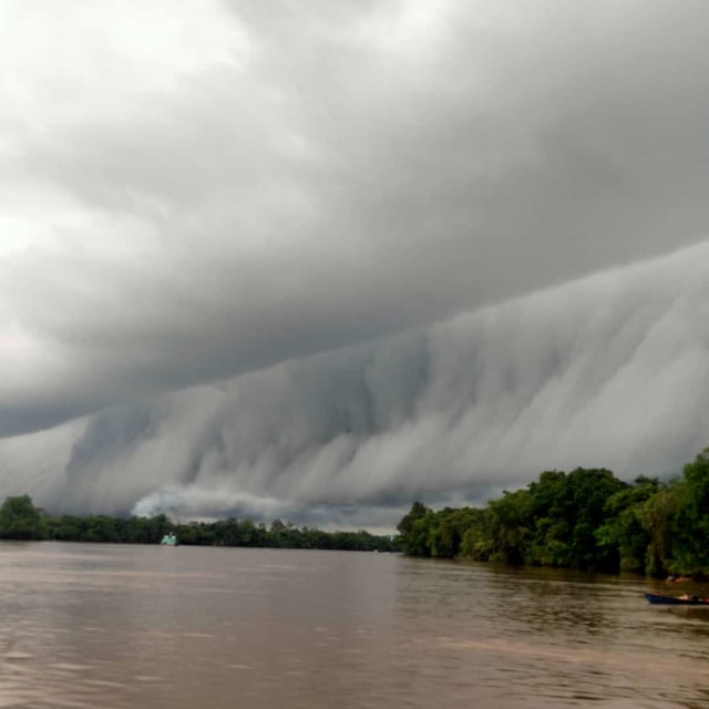 Awan Arcus yang mirip gelombang tsunami terpantau di langit Sungai Asam Kecamatan Sungai Raya, Kubu Raya Kalbar. Foto: Dok Hi!Pontianak 