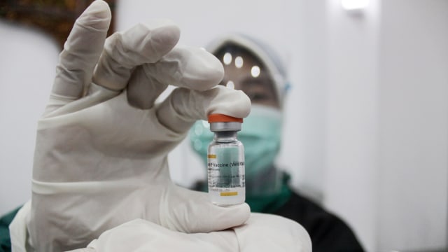 Petugas medis menunjukkan vaksin COVID-19 Sinovac. Foto: ANTARA FOTO/Umarul Faruq