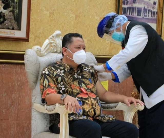 Plt Wali Kota Surabaya Whisnu Sakti Buana saat menjalani vaksin COVID-19 kedua, Jumat (29/1). Foto-foto: Masruroh/Basra