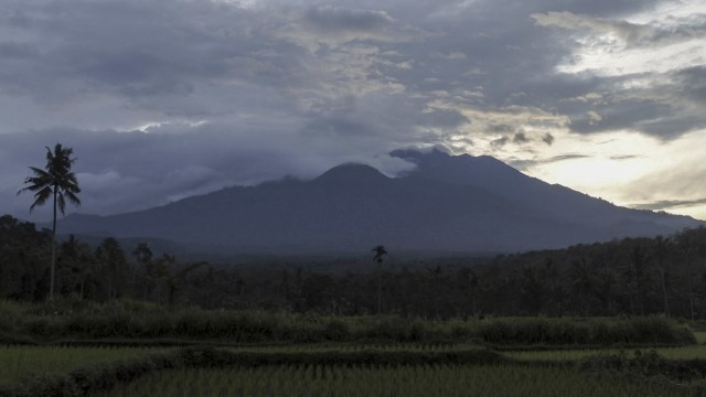 Gunung Raung (3.332 mdpl) terlihat dari Desa Gunung Malang, Sumberjambe, Jember, Jawa Timur, Jumat (29/1/2021).  Foto: Seno/ANTARA FOTO