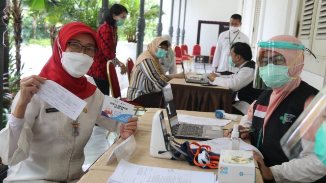 Pemprov DKI Jakarta menyelenggarakan penyuntikan vaksin corona dosis kedua di Pendopo Balai Kota Jakarta, Jumat (29/1).  Foto: Pemprov DKI Jakarta