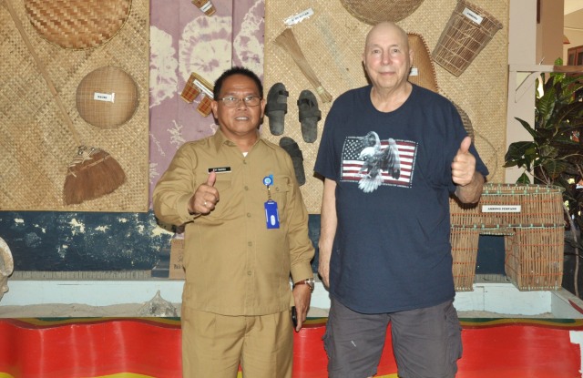 Kepala Disbudpar Belitung Timur, Evi Nardi saat mendampingi wisatawan yang sedang berkunjung ke Belitung Timur.