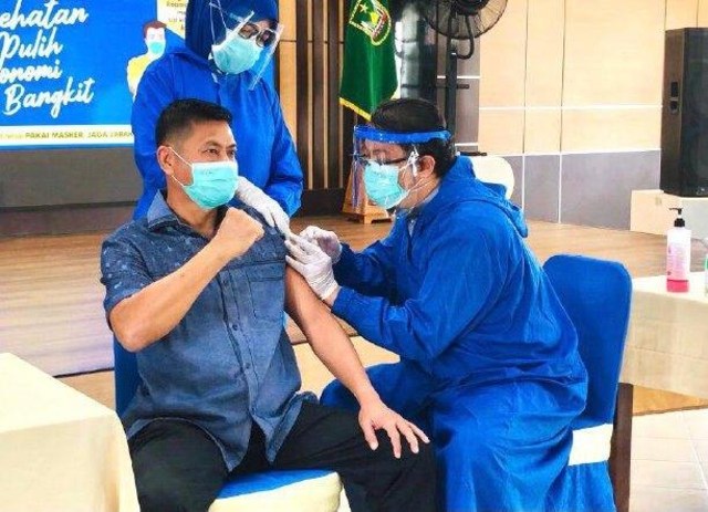 Ketua Apindo Kepri, Ir Cahya menerima suntikan vaksin Covid-19 di Batam. (Foto: Yude/batamnews)
