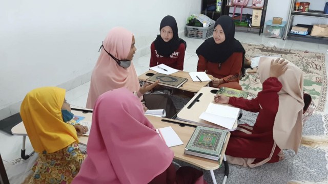 Nurul Hasanah Saaat mengajar Tanfiz Al Quran. Foto: Dok. Pribadi