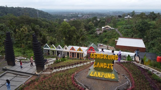 Berwisata, Befoto dan Melihat Keindahan Panorama Lampung dari Lengkung