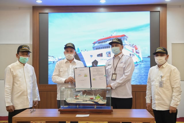 Sekretaris Daerah Aceh Taqwallah bersama GM PT. ASDP Indonesia Ferry Cabang Banda Aceh Syamsuddin menandatangani perjanjian Sewa KMP Aceh Hebat 2 antara Pemerintah Aceh dengan PT. ASDP Indonesia Ferry (Persero), Jumat (29/1). Foto: Dok. Humas Setda Aceh