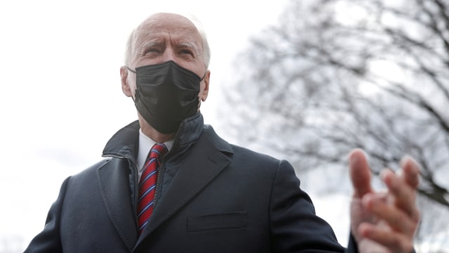 Presiden AS Joe Biden saat kunjungan ke Pusat Medis Militer Nasional Walter Reed di Bethesda, Maryland, AS, Jumat (29/1). Foto: Kevin Lamarque/REUTERS