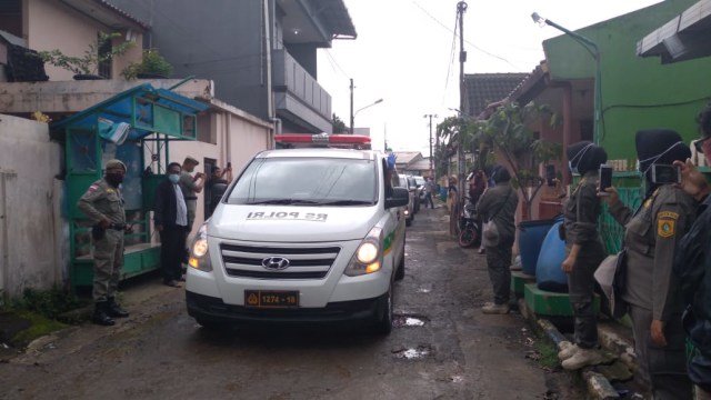 Mobil ambulans yang membawa Jenazah pilot Sriwijaya Air SJ-812 Capt Afwan tiba di rumah duka di Bogor. Foto: kumparan
