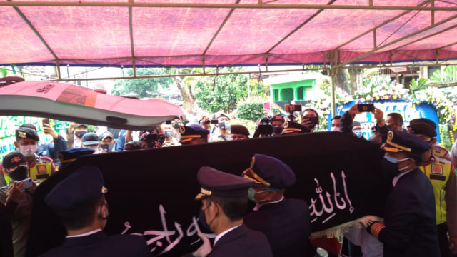 Jenazah pilot Sriwijaya Air SJ-182 Capt Afwan tiba di rumah duka di Bogor. Foto: kumparan