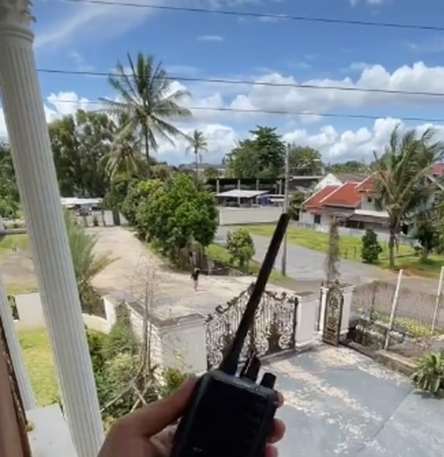 Rumah crazy rich panggil satpam pakai HT. (Foto: @setyanug/TikTok)