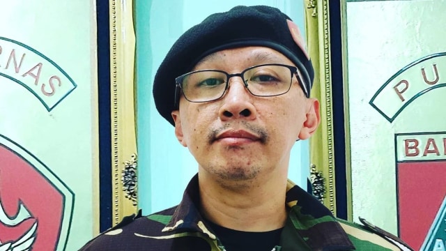 Abu Janda mengenakan seragam Banser. Foto: Instagram/@permadiaktivis2