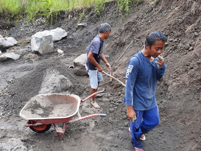 Aktifitas penambang pasir di Hulu Kali Putih, Lereng Merapi, Srumbung. Foto: kumparan