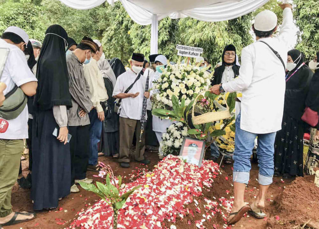 Pemakaman Capt Afwan di TMP Pondok Rajeg, Bogor. Foto: kumparan