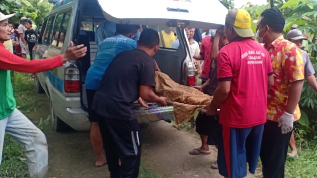 Petugas saat mengevakuasi mayat Makruf (70), warga Desa Temayang Kecamatan Temayang, Kabupaten Bojonegoro, yang ditemukan meninggal dunia di hutan. (foto: istimewa)