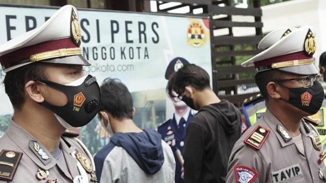 Pengemudi Jangan Sembrono, Ini Etika Melintasi Kubangan Air (284201)