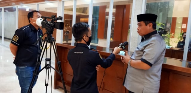 DPR RI Dapil Jambi, Hasan Basri Agus saat diwawancarai awak media. Foto: Ist