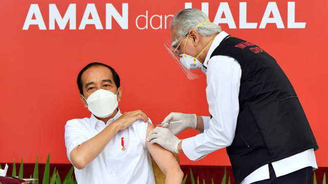 Presiden Joko Widodo disuntik dosis pertama vaksin corona Sinovac di beranda Istana Merdeka, Jakarta, Rabu (13/1).
 Foto: Agus Suparto/Istana Presiden/Handout via REUTERS
