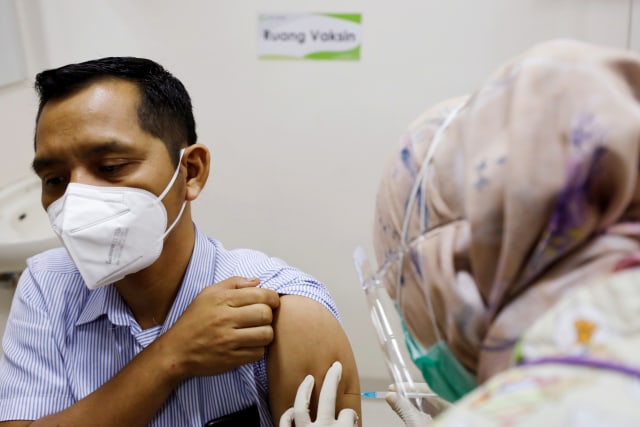 Seorang tenaga medis Indonesia menerima satu dosis vaksin Sinovac di rumah sakit di Jakarta. Foto: Willy Kurniawan/REUTERS