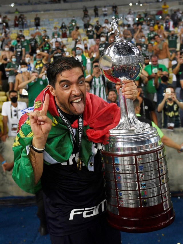 Pelatih Palmeiras Abel Ferreira memegang trofi saat merayakan kemenangan Copa Libertadores di Estadio Maracana, Rio de Janeiro, Brasil, Sabtu (30/1). Foto: Pool via REUTERS
