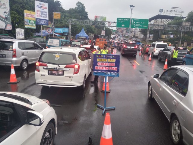 Satgas Covid-19 Kabupaten Bogor kembali menyekat kendaraan wisatawan menuju puncak Bogor, Minggu (31/1). Foto: Dok. Istimewa
