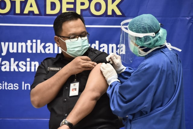 Wakil Wali Kota Depok, Pradi Supriatna saat disuntik dosis pertama vaksin corona Sinovac pada 14 Januari 2021. Foto: Dok. Istimewa