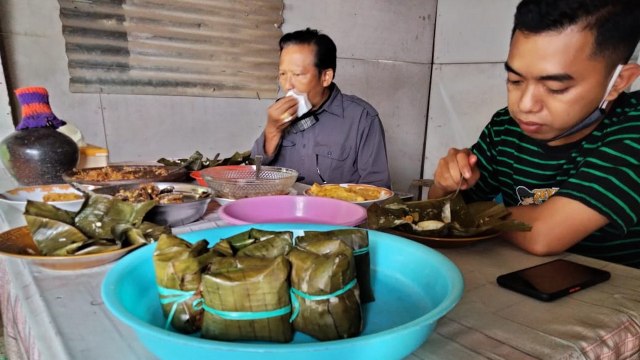 Suasana warung Mbok Suwarti, di Kecamatan Kedewan Kabupaten Bojonegoro, yang menjual nasi gulung dengan lauk jamur barat. (foto: dan/beritabojonegoro)