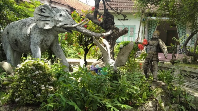 Patung gajah di depan rumah almarhum HM Soejdono, di Dusun Mongkrong Desa Baureno Kecamatan Baureno Kabupaten Bojonegoro. (foto: Ifeny/koleksi pribadi)