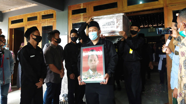 Kakak Beradik Korban Kecelakaan Sriwijaya Air SJ 182 Dimakamkan Bersebelahan (61708)