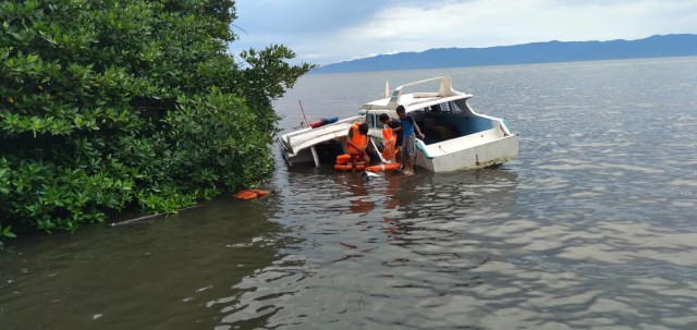 Tampak anak-anak kecil menggunakan lifejacket speedboat milik puskesmas. Foto: Istimewa