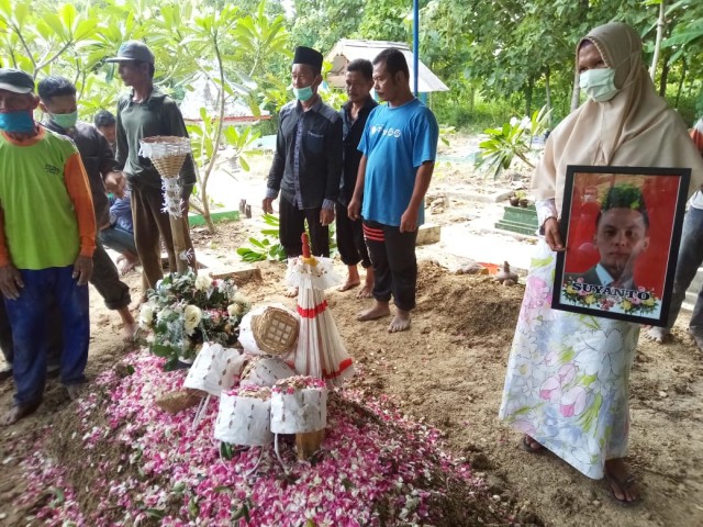 Suasana pemakaman kakak beradik korban kecelakaan Pesawat Sriwijaya Air Asal Sragen. Foto: Dok. Istimewa