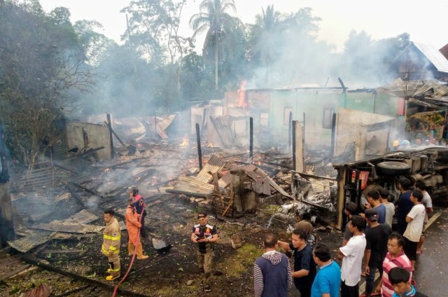 Mobil Tabrak Kios Minyak Warga di Lahat: 2 Orang Tewas, 7 Rumah Terbakar (80613)