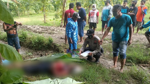 Petugas saat melakukan olah TKP meninggalnya Jaslan (60), warga Desa Ngujung Kecamatan Temayang, Kabupaten Bojonegoro. (foto: istimewa)