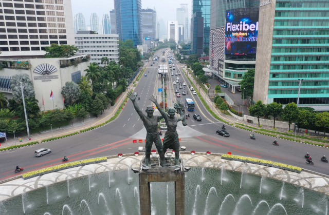 Foto udara menunjukkan lalu lintas yang lebih lengang dari biasanya yang terlihat melewati Bundaran Hotel Indonesia di Jakarta pada 14 September 2020. Foto: Adek Berry/AFP