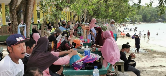 Akhir Pekan, Pantai Pelawan Karimun Ramai Diserbu Pengunjung (366143)