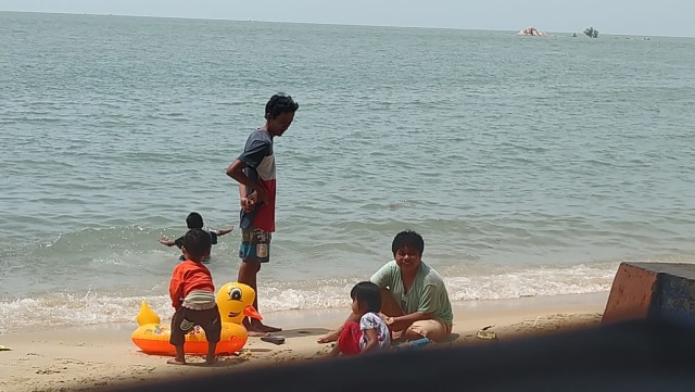 Akhir Pekan, Pantai Pelawan Karimun Ramai Diserbu Pengunjung (366144)