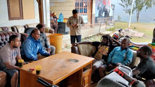 Pertemuan tokoh agama, keluarga korban penembakan dan TNI Polri di Sugapa, Intan Jaya. (Dok Polda Papua)