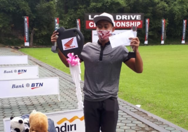 Mikail Jaydra menerima hadiah dan trofi usai menyabet juara 1 Grand Opening Driving Championship yang diselenggarakan Pangdivif 1 Kostrad Cilodong, Depok, Jawa Barat.