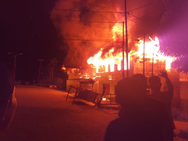 Tampak kobaran api yang menghanguskan rumah warga di Sorong Selatan