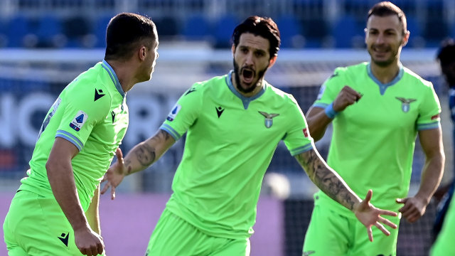 Selebrasi pemain Lazio usai mencetak gol ke gawang Atalanta pada pertandingan lanjutan Serie A Italia di stadion Gewiss, Bergamo, Italia.  Foto: MIGUEL MEDINA / AFP