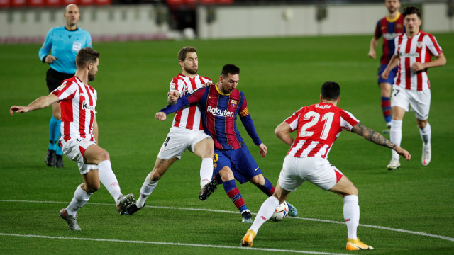 Pemain FC Barcelona Lionel Messi menendang bola ke arah gawang Athletic Bilbao pada pertandingan lanjutan Liga Spanyol di Camp Nou, Barcelona, Spanyol.
 Foto: Albert Gea/REUTERS