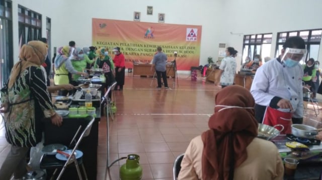 Mensos Risma Ajak Chef Latih Pemulung Memasak Selama Seminggu (1)