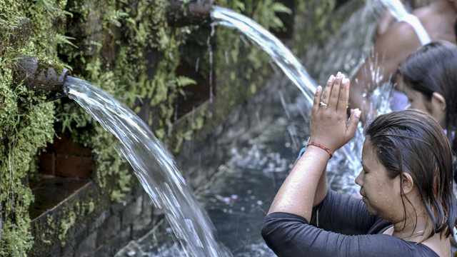 Umat Hindu menjalani ritual Melukat atau menyucikan diri saat Hari Banyu Pinaruh di Pengelukatan Pancoran Solas, Badung, Bali, Minggu (31/1/2021). Foto: Fikri Yusuf/ANTARA FOTO